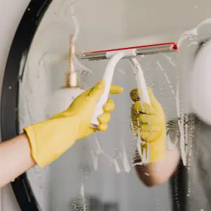 Hand cleaning mirror